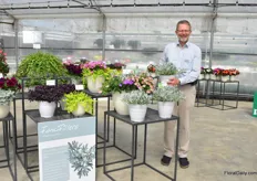 Manfred Mehring of Westhoff Flowers presenting Silver Strand in the Fancy Fillers collection, one of the varieties he bred. It is a structure plant that looks like a succulent, but isn’t. It grows faster than a succulent and therefore works well in combinations. It grows a bit taller in a combo, but does not grow over.